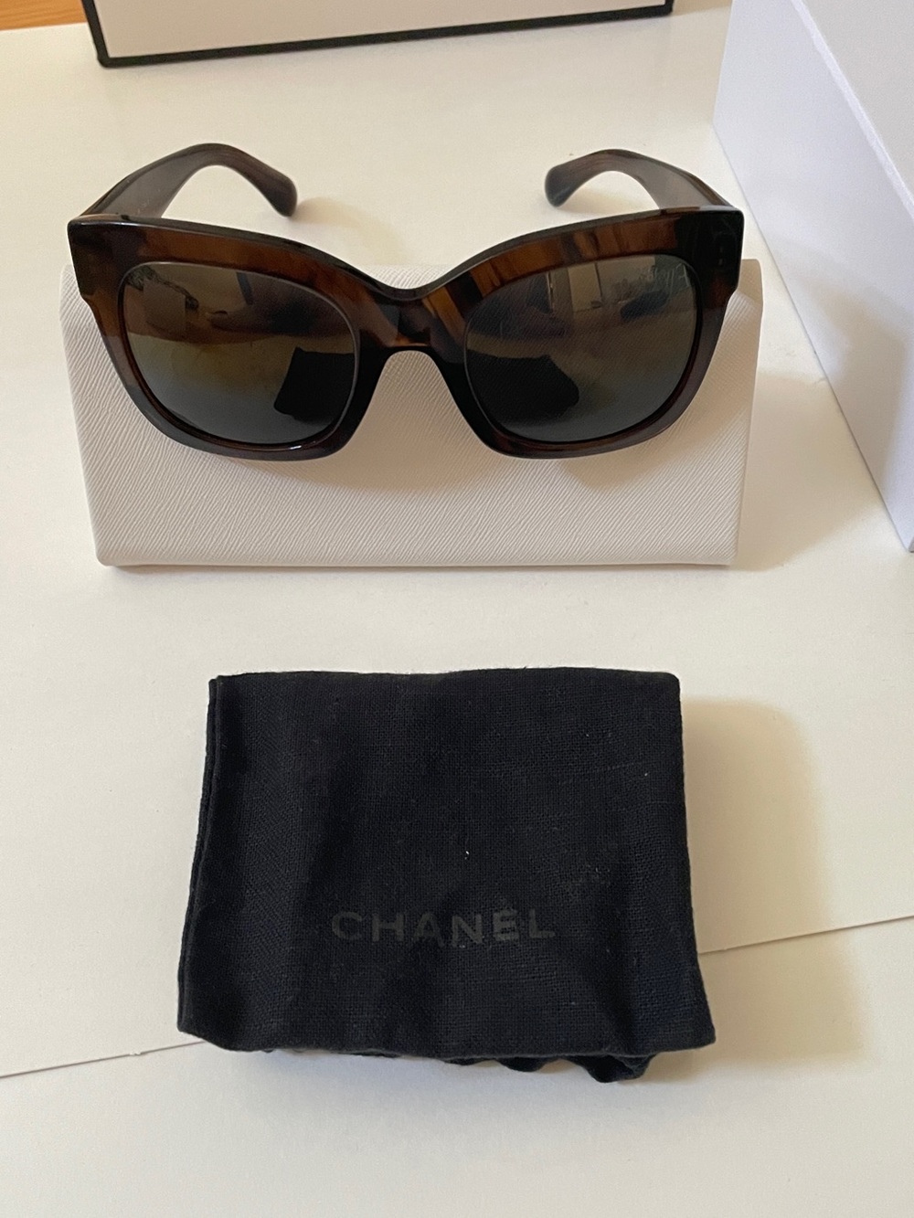 CHANEL Tortoiseshell Cat-Eye Sunglasses - Brown/Black
